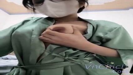 Eira2004 vá»«a livetream vá»«a gáº¯n toys vÃ o lá»n láº¡i cÃ²n chá»c anh nhÃ¢n viÃªn