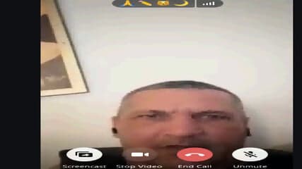 @Igor Kulcinski ovaj muÅ¡karac se drka pred kamerom s namjerom da zavede mladu djevojku.