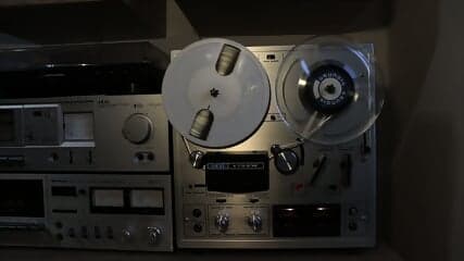 Of course, when I saw the strong Mayag, I said, "I'm going to stay here and film some more 90s music on her Mayag."