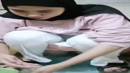 Ngintip cewek jilbab cantik lagi pipis di WC umum