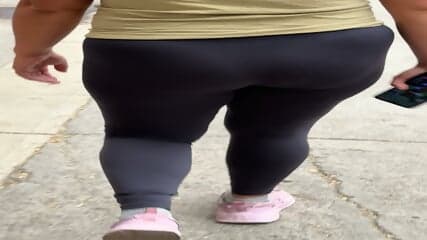 SeÃ±ora en leggins se le ve tanga