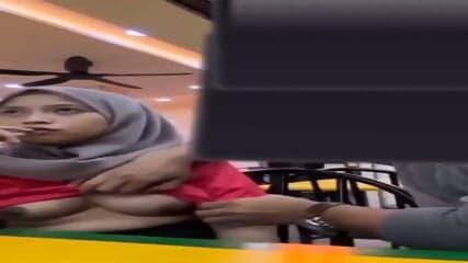 Ukhti jilbab digrepe dikafe