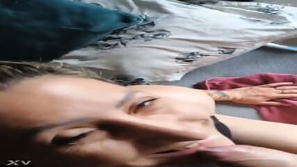 lisi putinha engolindo porra grossa e brincando com a porra na boca