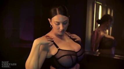 Joey Fisher - Una Mujer De Tetas Grandes