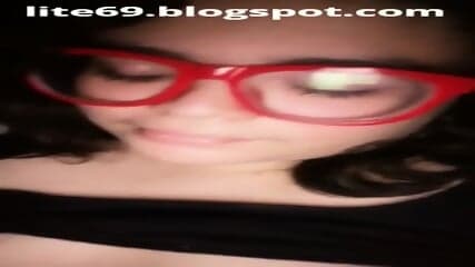 junges MÃ¤dchen mit Brille wichst Muschi