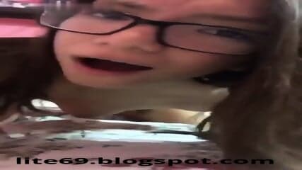 junges MÃ¤dchen wichst ihre kleine Muschi