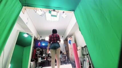 MMTN bare midriff and daisy dukes 3