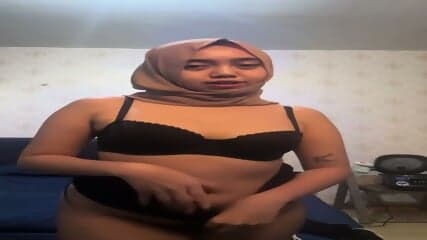 Hijab putri bermain dengan dildo barunya