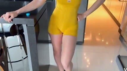 Espio a la mama de mi amigo, me descubre y me invita a probar la mejor experiencia MILF, puro sexo y corrida en la boca