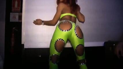 Loredana Chivu an Ana Maria Mocanu dancing in the club