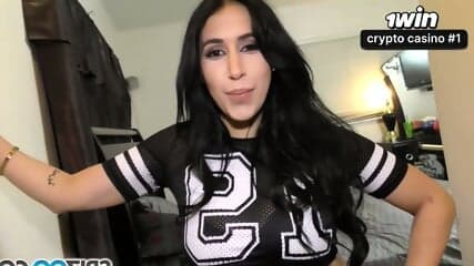 Valeria Kay, a bela cubana, Ã© fodida por um pau enorme em uma cena quente e intensa.