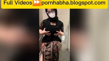 hijab tobrut colmek di wc umum