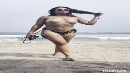 Jugando desnuda frente al mar