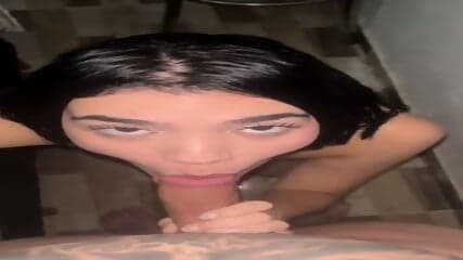 Novinha fazendo boquete