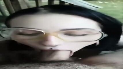 Ejac originale sur les lunettes d'Alora Li