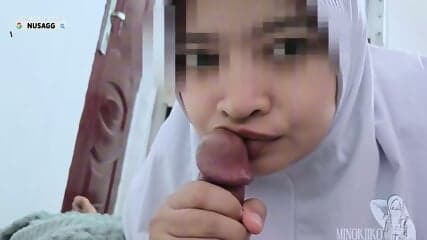 Gadis SMA Berjilbab Kaget Pas Liat Kontol Kakak