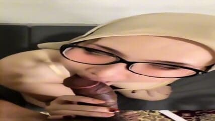 Sepong Nikmat Hijab Berkacamata