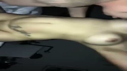 Deux bites pour une jeune amatrice tatouÃ©e