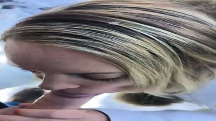 Elle fait une fellation sous la neige qui peut tout faire fondre