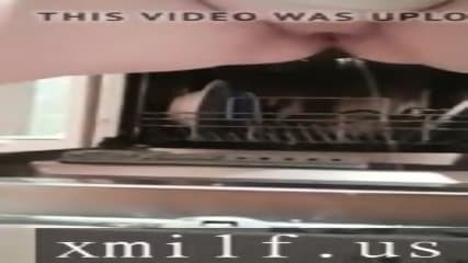 BBW PISSING IN THE DISHWASHER REDHEAD BIZARRE GOLDEN SHOWER by