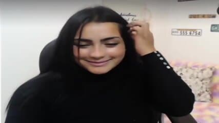 sexy young girl showing tits on cam